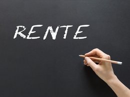 Das Wort RENTE auf einer Kreidetafel geschrieben.