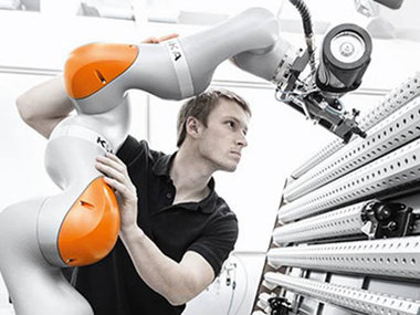 Robotermarkt: Ein Mann arbeitet an einem Produktionsroboter