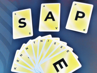Spielkarten mit Buchstaben bilden das Wort "SAP-Kenntnisse"