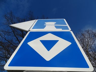 Ein blaues Schild für einen Schiffanlegerplatz.