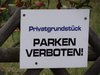Ein Schild mit der Aufschrift: Privatgrundstück - Parken verboten!