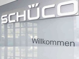 Logo des Familienunternehmens Schüco im Eingangsbereich der Firma.