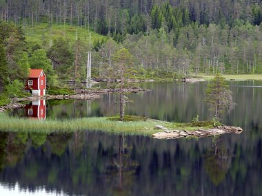 Ein Haus in Schweden an einem See.