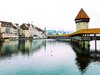 Luzerner See mit der berühmten Brücke und der Stadt.