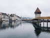 Luzerner See mit der berühmten Brücke und der Stadt.