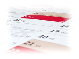 In einem Kalender befindet sich mit roter Schrift ein eingetragenen, roten Seminartermin für eine Woche.