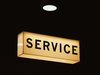 Eine helle Lichtreklame mit der Aufschrift: Service
