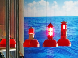 Smart-Home: Drei rote Lampen mit LED-Leuchten, die wie Schiffsbojen aussehen.