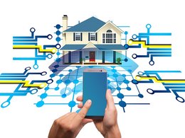 Das Bild zeigt die Steuerung eines smart home house mit dem Smartphone.
