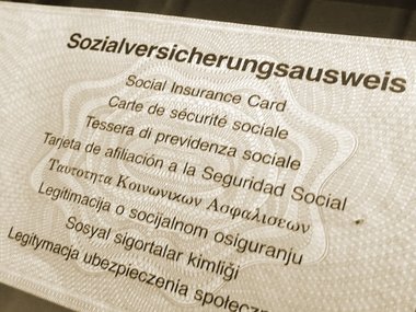 Ein Sozialversicherungsausweis in verschiedenen Sprachen.