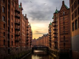 Häuser und ein Kanal in der Speicherstadt von Hamburg.