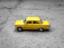 Ein gelbes Spielzeugauto.