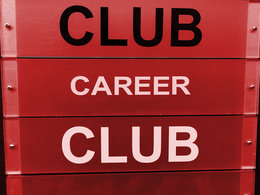 Staufenbiel Career Club Assessment-Center: Ein rotes Schild mit der Aufschrift "Career Club" in weiß und schwarzer Schrift.
