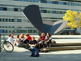 Studenten entspannen vor der Schiffsschraube in der Sonne auf dem Campus der Technischen Universität München (TUM)