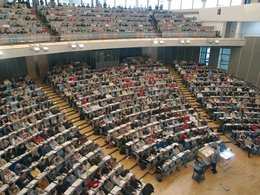 Voll mit Studenten besetzter Hörsaal an der Technischen Universität München (TUM)
