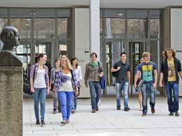 Studenten verlassen gerade ein Gebäude auf dem Universitätsgelände der Technischen Universität München (TUM).