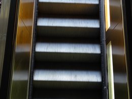Ebner Stolz Consulting Days: Eine Rolltreppe führt nach oben.