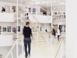 Verschwommene Studenten im Treppenhaus in einem Gebäude der Universität Witten/Herdecke (UWH)