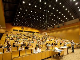 Studenten der TU Chemnitz verfolgen im Auditorum maximum, dem mit 706 Plätzen größten Hörsaal der Uni, eine Vorlesung.