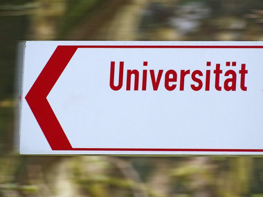 TVöD: Ein weißes Schild weist den Weg zur  "Universität"