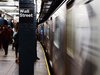 Eine U-Bahn mit einem Pfeiler auf dem Wall Street steht.