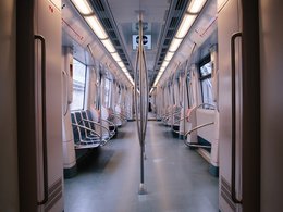 Der Blick durch eine leere U-Bahn.