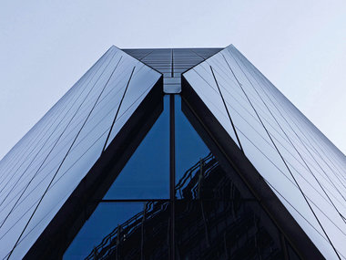 Ein Wolkenkratzer symbolisiert die Übernahme der POLARIXPARTNER durch die Unternehmensberatung Roland Berger.