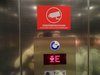Überwachung am Arbeitsplatz: Ein rotes Schild zum Thema Überwachung mit einer Kamera im Fahrstuhl.