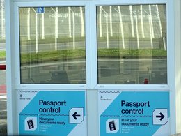 Kontrollstation zur Passkontrolle an der Französisch-Britischen Grenze in Calais.