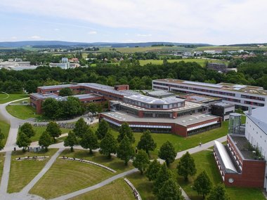 Blick auf das Gebäude der Rechts- und Wirtschaftswissenschaften auf dem Campus Universität Bayreuth.