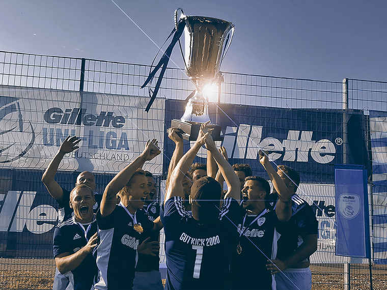 Gillette Uni-Liga Fußball 2018: Das Sieger-Team jubelt