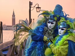 Zwei verkleidete und maskierte Personen in Venedig.