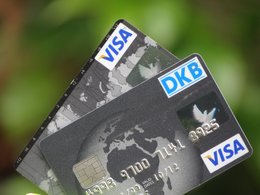Zwei Visakarten mit verschwommenem Hintergrund.