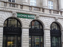 Vorbereitung auf das Bankgespräch: Lloyds Bank Filiale von außen. 