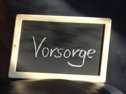 Das Wort VORSORGE auf einer Kreidetafel geschrieben.
