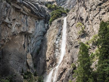 Ein Wasserfall im steinigen Gebirge.