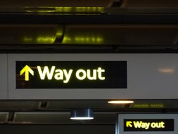 Hinweisschilder mit der Aufschrift "Way out" symbolisieren den Brexit.