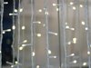 Eine Lichterkette mit kleinen Lämpchen hängt in mehreren Schnüren von der Decke herab.