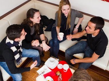 Gruppe von Studenten sitzen in der Cafeteria an der WHU - Otto Beisheim School of Management und unterhalten sich