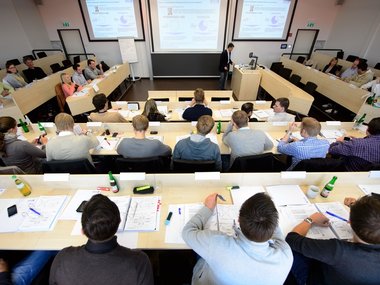 Ein Professor hält eine Vorlesung im Hörsaal an der WHU – Otto Beisheim School of Management.