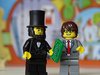 Wirtschaftsgeschichte: Abraham Lincoln und eine Mann im Anzug. 