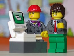 Stepstone Gehaltsreport 2018: Das Bild zeigt zwei Lego-Männchen Frau und Mann im Anzug (Wirtschaftsingenieurin und Wirtschaftsinformatiker) vor einem Computer.
