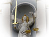 Eine Justitia-Statur, der Göttin der Gerechtigkeit, symbolisiert das Thema Wirtschaftsrecht.