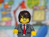 Wirtschaftsstudium: Das Bild zeigt eine Lego-Figur mit roter Krawatte im Anzug