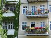 Balkone von mehrstöckigen Wohnhäusern.