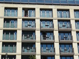 Studentenwohnungen: Balkone von einem mehrstöckigem Wohnhaus.