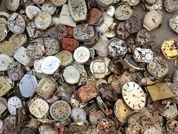 Ein Bild voller alter Uhren.